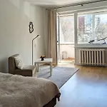 Apartmán Light & Roomy With Separate Kitchen & Free Bike *