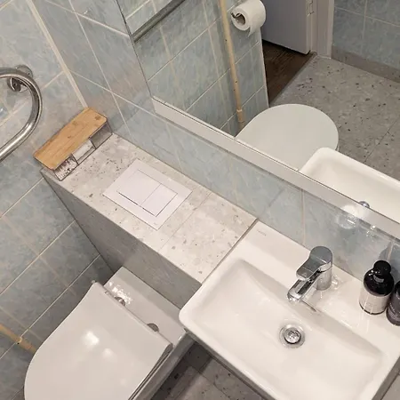 Light & Roomy With Separate Kitchen & Free Bike Butas